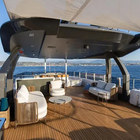 Luxury Yacht Moretti In Tropez Bateau-hôtel