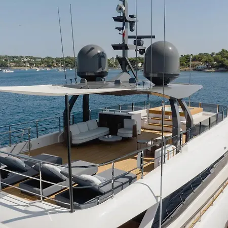 Luxury Yacht Moretti In Tropez Saint-Tropez