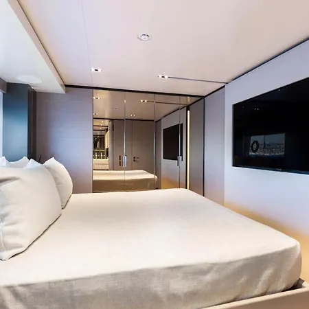 Luxury Yacht Moretti In Tropez Bateau-hôtel