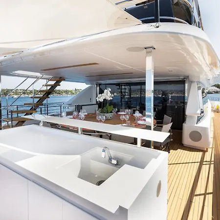Bateau-hôtel Luxury Yacht Moretti In Tropez