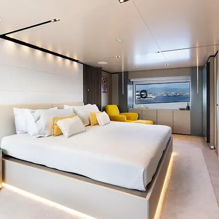 Luxury Yacht Moretti In Tropez Bateau-hôtel Saint-Tropez