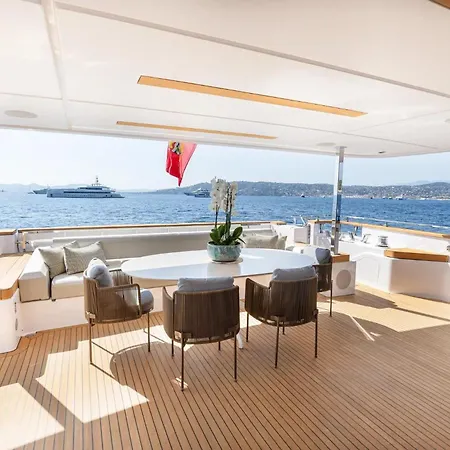 Luxury Yacht Moretti In Tropez Bateau-hôtel Saint-Tropez