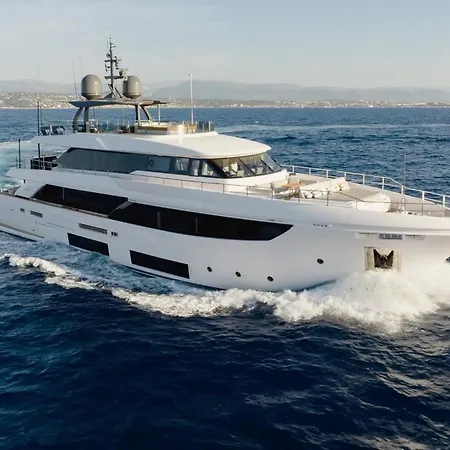Luxury Yacht Moretti In Tropez Bateau-hôtel