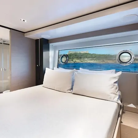 Luxury Yacht Moretti In Tropez 船屋 *
