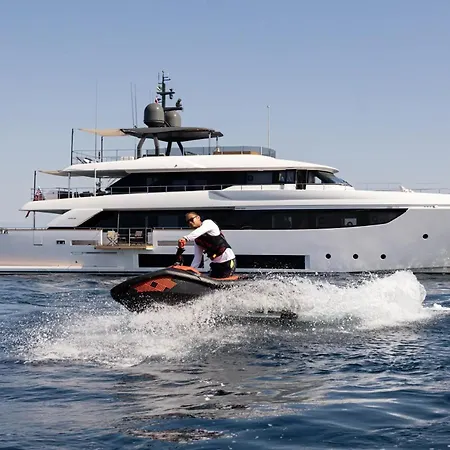 Luxury Yacht Moretti In Tropez Bateau-hôtel