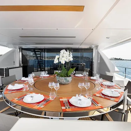 Luxury Yacht Moretti In Tropez 圣特罗佩