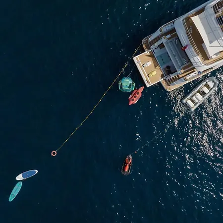 Luxury Yacht Moretti In Tropez サントロペ